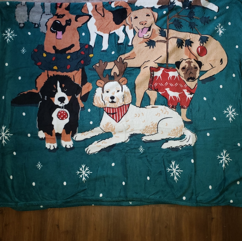 **1 LEFT** Vera Bradley Throw Blanket - Holiday Dogs Green - Picture 6 of 7